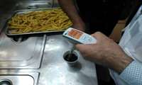 شناسایی یک اغذیه فروشی متخلف با استفاده از  تجهیزات سیار سنجش سلامت روغن توسط بازرسین بهداشت محیط 